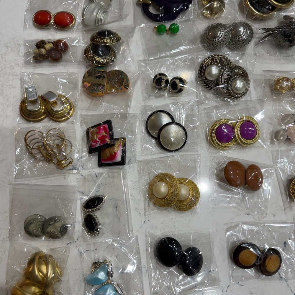 63 Pairs of Vintage / Retro Clip-On Earrings - Great For Reselling / Booth Sales - Picture 4 of 4